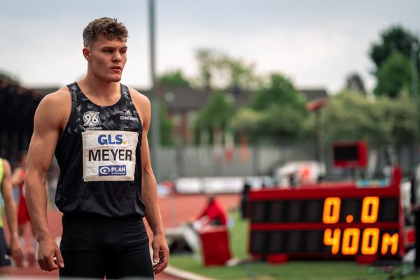 Marcel Meyer (Hannover 96) beim 400m Start am 07.05.2022 beim Stadtwerke Ratingen Mehrkampf-Meeting 2022 in Ratingen